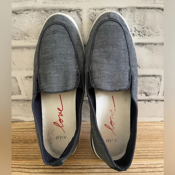 Ellen Degeneres Shoes - Women’s Ellen Degeneres LOVE Jean colored slip on moccasin loafer flats Size 6.5